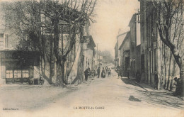 La Motte Du Caire * Rue Du Village * Café * Villageois - Autres & Non Classés