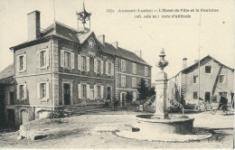 LOZERE : Aumont-Aubrac : L'Hotel De Ville Et La Fontaine - Aumont Aubrac