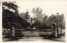 FRANCE - Toulouse - Jardin Du Grand Rond - Les Deux Louves Et Statue Clémence Isaure - Carte Postale Ancienne - Toulouse