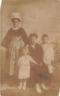 FOLKLORE - Tenues Traditionnelles - Photo De Famille - Carte Postale Ancienne - Costumes