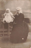 FOLKLORE - Tenues Traditionnelles - Photo De Famille - A Ma Tante Louisette Souvenir Mon Baptême -Carte Postale Ancienne - Kostums