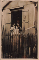 FANTAISIE - Femmes - Une Femme Et Ses Filles à La Fenêtre De Leur Appartement - Carte Postale Ancienne - Frauen