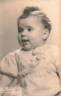 ENFANT - Les Médailles - Un Bébé En Robe Blanche - Carte Postale Ancienne - Autres & Non Classés