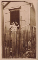 FANTAISIE - Femmes - Une Femme Et Ses Filles à La Fenêtre De Leur Appartement - Carte Postale Ancienne - Femmes