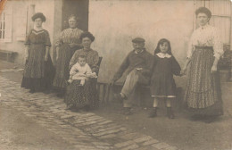 FANTAISIE - Photo De Famille à L'extérieur De La Maison - Patriache Et Sa Descendance - Carte Postale Ancienne - Otros & Sin Clasificación