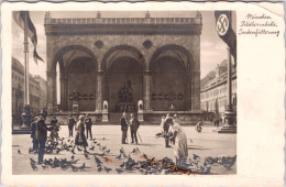 München , Feldherrnhalle , Taubenfütterung (Stempel: München 1937) - Muenchen