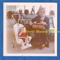 Photo Ancienne Snapshot - ORLY - Femme & Son Enfant Attendant Leur Avion - 1970 - Mode Deco Poussette Bébé Style Vintage - Objets