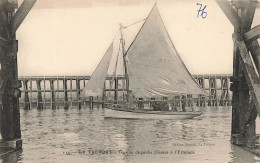 FRANCE - Le Tréport Mers - Vue Générale Sur La Barque De Pêche Passant à L'estacade  - Carte Postale Ancienne - Le Treport