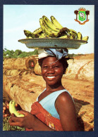 Côte D' Ivoire. Bouaké. Marchande De Bananes, Plateau Porté Sur Sa Tête. - Costa De Marfil