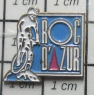 1517  Pin's Pins / Beau Et Rare / SPORTS / CYCLISME VTT ROC D'AZUR Par BADGES IMPACT - Cycling