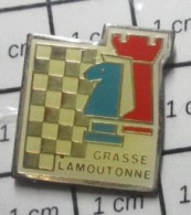 1517  Pin's Pins / Beau Et Rare / JEUX / ECHIQUIER CLUB D'ECHECS GRASSE LAMOUTONNE CAVALIER ROI - Giochi