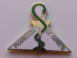 R138 Pin's Pharma PHARMACIE LE PAPEETE TAHITI Caducée Qualité EGF Serpent Achat Immédiat - Geneeskunde