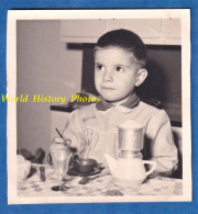 Photo Ancienne Snapshot - Beau Portrait Enfant Qui Prend Son Petit Déjeuner ? 1964 Théiere Cafetiere Café Cuisine Garçon - Objects