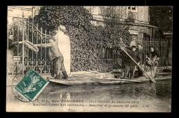 92 - VILLENEUVE-LA-GARENNE - INONDATIONS DE 1910 - QUAI D'ASNIERES - BATELIER PORTEUR DE PAIN - Villeneuve La Garenne