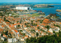 73956317 Wismar_Mecklenburg Altstadtblick Mit Marienkirchturm Nikolaikirche Und  - Wismar