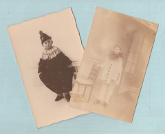 Carnaval ... Déguisement / Un Pierrot Et Un Clown Chez Le Photographe - 2 Cartes Photos ( Voir Verso ) - Carnaval