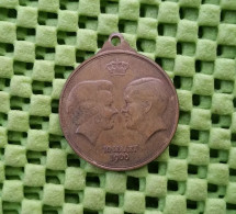 Ter Ere Van Het Vorstelijk Huwelijk Beatrix En Claus 1966-  Original Foto  !! Medallion Dutch - Monarchia/ Nobiltà