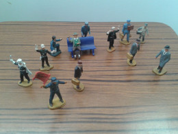 Lot De Personnages Et Banc Pour Circuit De Train Ou Diorama De Voitures 1/43 - Beeldjes