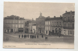 32 VIC FEZENSAC - Place De  L'Hôtel De Ville  1900-04 - Belle Animation - - Vic-Fezensac