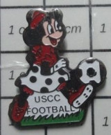 1417 Pin's Pins : BEAU ET RARE / SPORTS / On A Les Droits ? MINNIE DISNEY USCC FOOTBALL - Football