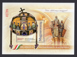 HUNGARY 2011 GOLD CROWN. ( RED NUMBER, GOLD, CRYSTALS) MI 5513II) BOOKLET** - Neufs