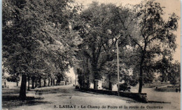 53 LASSAY - Le Champ De Foire Et La Route De Couterne  - Lassay Les Chateaux