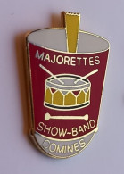 SP165 Pin's Twirling Bâton Majorette Majorettes Show Band Comines NORD Tambour Drums Fanfare Pin'up Achat Immédiat - Pin-Ups