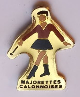 SP169 Pin's Twirling Bâton Majorette Majorettes Calonnoises à Calonne-Ricouart Pas-de-Calais Pin'up Achat Immédiat - Pin-Ups