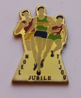 AA288 Pin's Course Athlétisme Jubilé Noël Tijou Né La Jubaudière Maine-et-Loire Signé Svan Épinal Vosges Achat Immédiat - Athletics