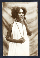 Djibouti. Femme Frottant Ses Dents, Colliers Et Bracelets. - Djibouti