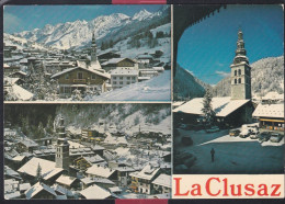 Delcampe - 74 - La Clusaz - Vue Générale - Chaîne Des Aravis Le Centre Et La Place De L'église - La Clusaz
