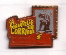 DD292 Pin's Ville Épinal Vosges 17e Congrès Philatélie Club Vosgien En Lorraine Timbre Poste PTT Achat Immédiat - Mail Services