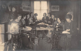 24-2284 : A INDENTIFIER. GROUPE DE FEMMES EN COUTURE. CARTE-PHOTO. ATELIER DE MADAME GOUACHE. DECEMBRE 1923 - Mode