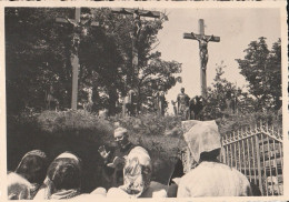 Lourdes - Preghiera - 1958 - Piccola Foto Con Prete E Pellegrini - Heilige Stätte