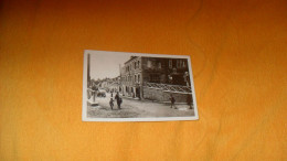 CARTE POSTALE ANCIENNE CIRCULEE DE 1950../ CALLAC.- LA RUE DES PORTES...CACHETS + TIMBRE - Callac