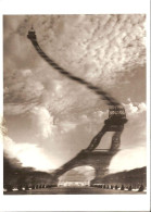 CPM - PHOTOGRAPHE ROBERT DOISNEAU - LA TOUR EIFFEL DISTORTION OPTIQUE - Doisneau