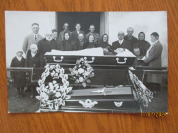 POST MORTEM FUNERAL DEAD WOMAN IN COFFIN , ONE-EYED MAN , 19-30 - Funérailles