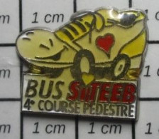 1317 Pin's Pins / Beau Et Rare / SPORTS / COURSE PEDESTRE BUS SITEEB CHAUSSURE DE SPORT - Atletismo