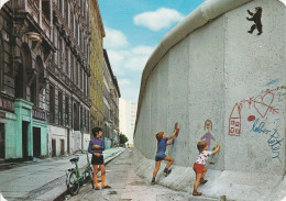 1 AK Germany / Berlin * Die Berliner Mauer - Kinder Malen An Der Mauer * - Berlijnse Muur