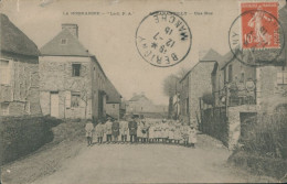 50 CARENTILLY - UNE RUE ET LES ENFANTS DU VILLAGE - Andere & Zonder Classificatie