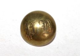 RARE GROS BOUTON UNIFORME ANCIEN DE LIVRÉE CHIFFRÉ GOTHIQUE INITIALE "PB" D:29mm / ANTIQUE BUTTON FRENCH   (2202.2) - Buttons