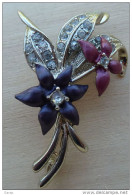 Broc-031 Broche Bouquet De Fleurs Violettes Sur Feuiles Métal Gris Griffé De Brillants - Brochen