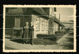 Orig. Foto 50er Jahre Ehepaar Vor Gebäude In Kappeln/ Schlei, Schleswig Holstein - Kappeln / Schlei