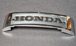 Ancienne Pièce De Moto - Plastique Chromé - HONDA 750 CB Custom De 1982 - Sitée Sous Le Phare - Etat D'usage 19.5x5 Cm - Motorräder