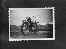 PHOTO ANCIENNE MOTO ? 9X6 À DIEPPE 1951 : - Motorfietsen