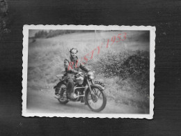 PHOTO ANCIENNE MOTO ? PERSONNAGE 9X6 À DIEPPE 1951 : - Moto