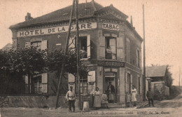 CPA LOUVRES CAFE HOTEL DE LA GARE ANIMEE COMMERCE TABAC - Louvres