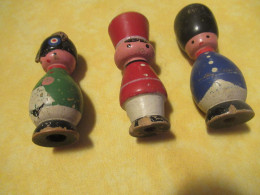 Jeux/ 3 Petites Quilles Anciennes/ Bois Tourné Et Peint/ 3 Militaires D'Empire/  Début XXéme        JE262 - Toy Memorabilia