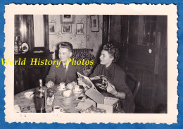 Photo Ancienne Snapshot - Portrait Couple Autour D'un Café Magazine Decor Bouteille De Vin Garçon Fille Homme Femme Mode - Oggetti