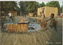 REPUBLIQUE DU NIGER . CUISSON DES BROCHETTES  . Photo. Maurice Ascani  Niamey - Niger
